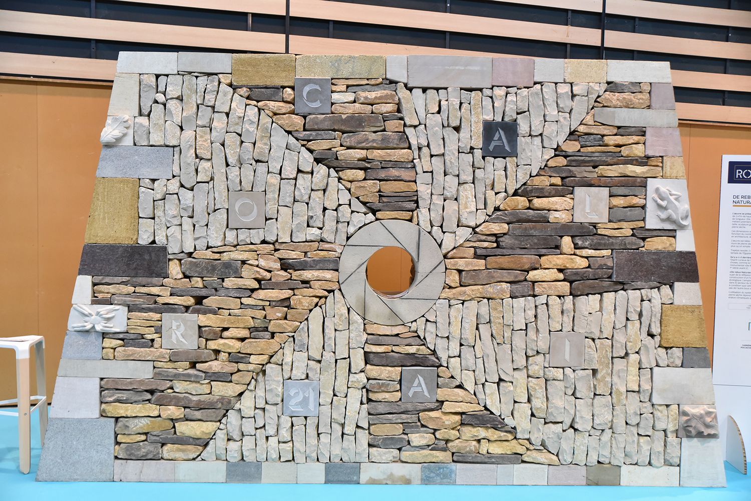 Mur en pierre au salon Rocalia