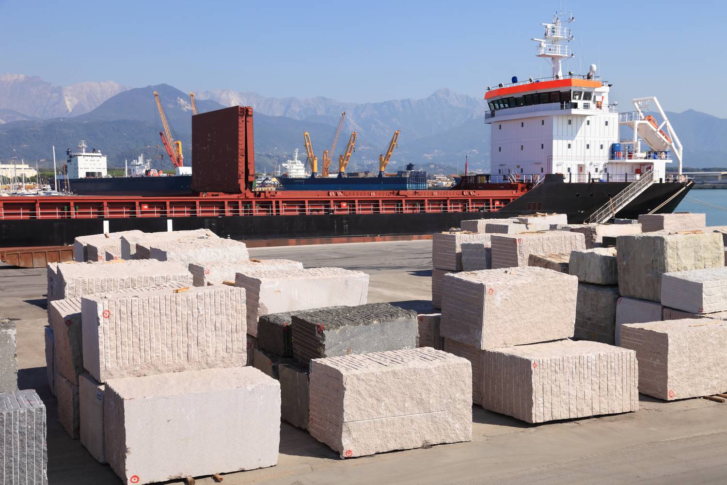Blocs pierre naturelle dans un port